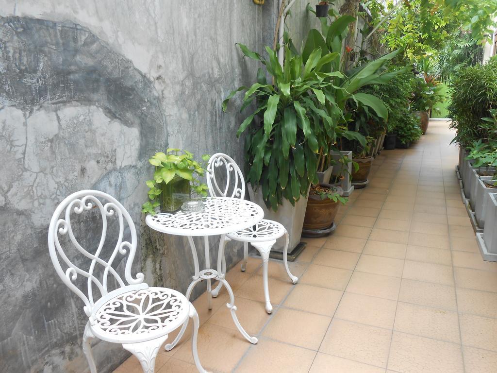 The Bang Khun Phrom Suites Bangkok Exterior foto