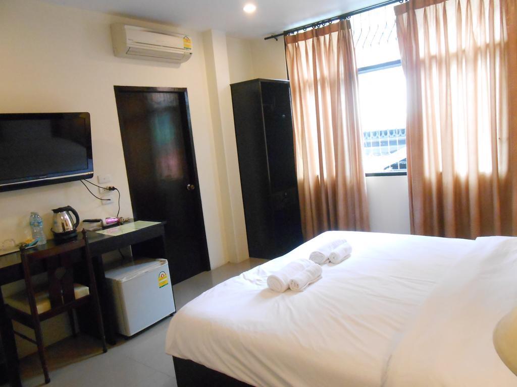 The Bang Khun Phrom Suites Bangkok Habitación foto